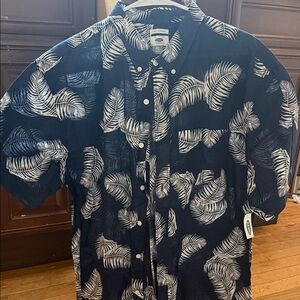 Old Navy Men's Shirt with Navy and White Leaf Design